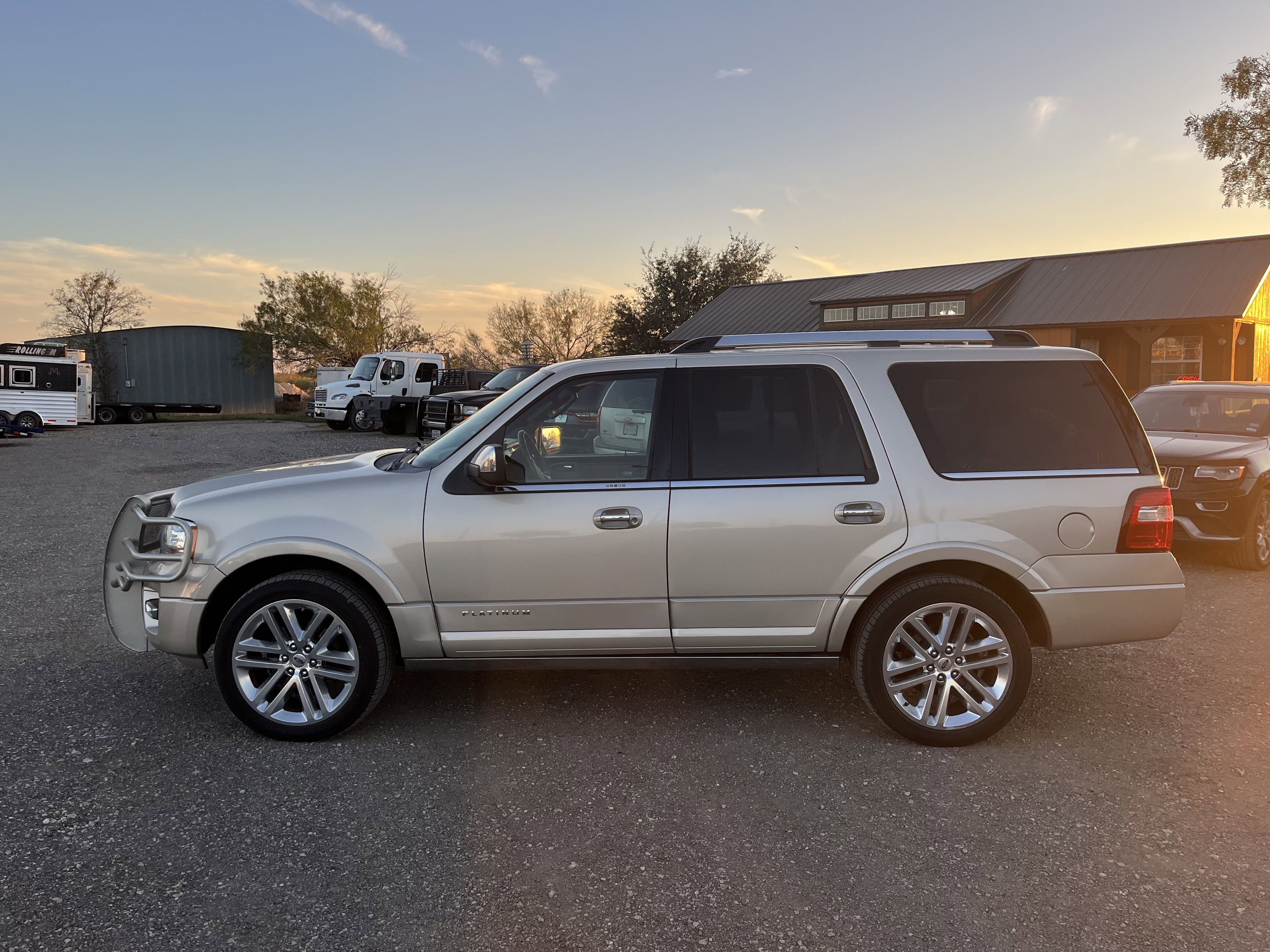 Used 2017 Ford Expedition Platinum image 3