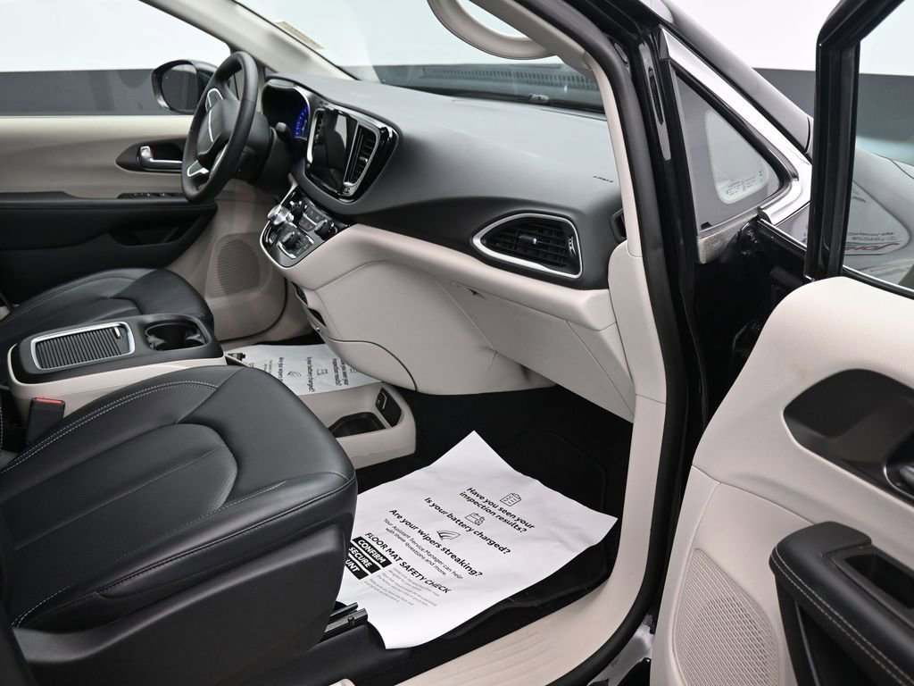 Used 2024 Chrysler Pacifica Touring-L image 13
