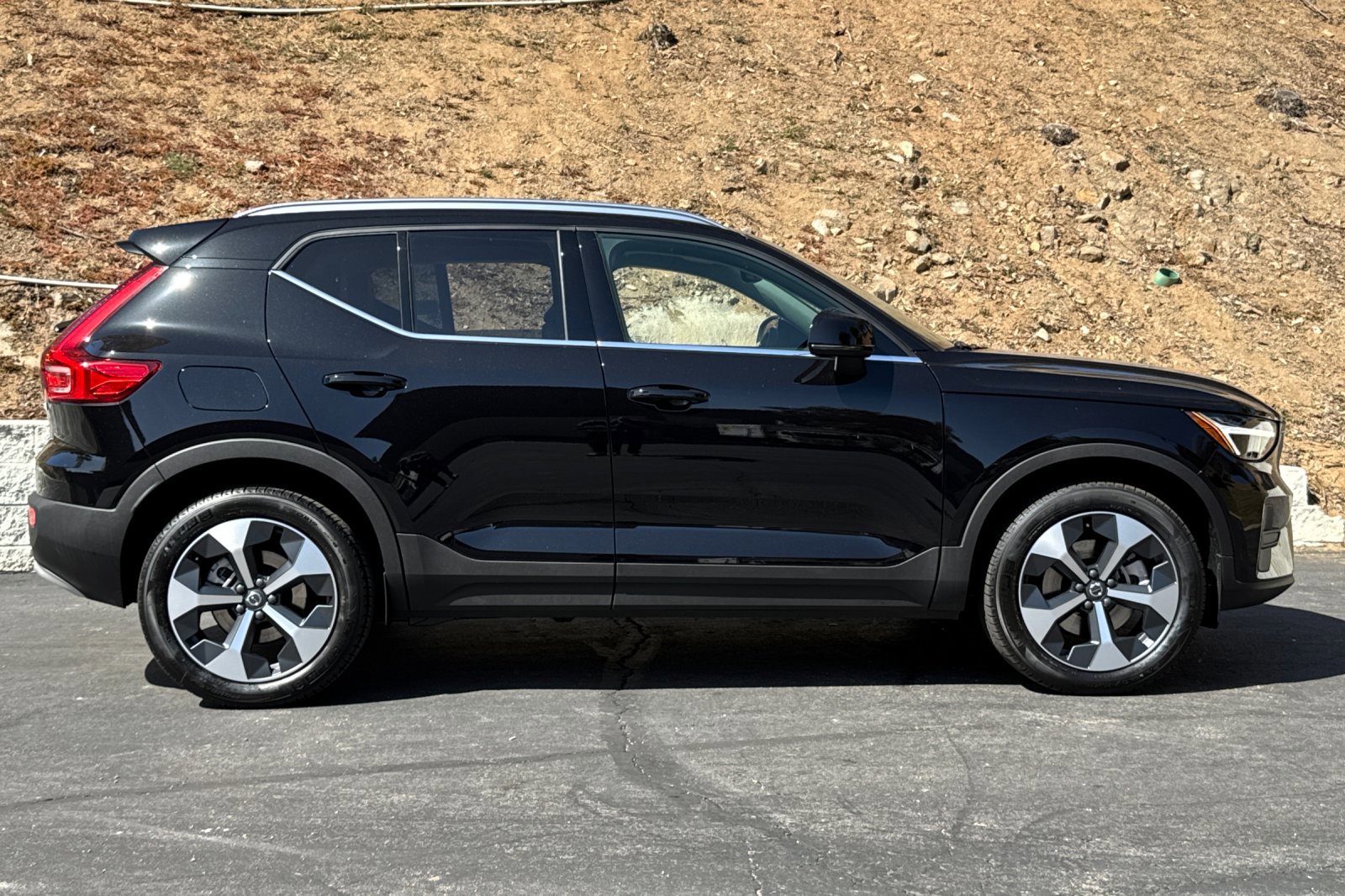 New 2025 Volvo XC40 B5 Core w/ Protection Package Premier image 4