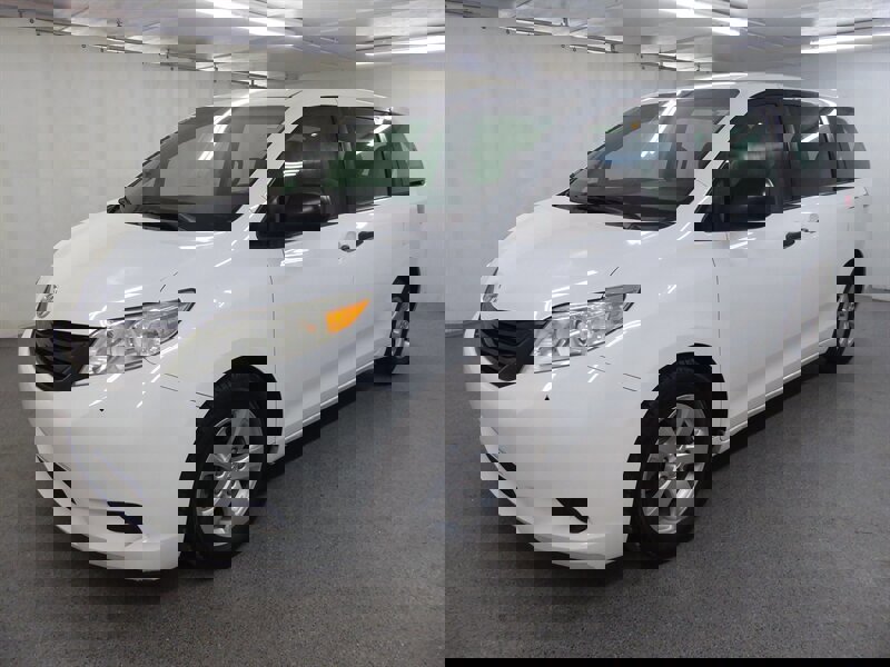 Used 2014 Toyota Sienna L image 3