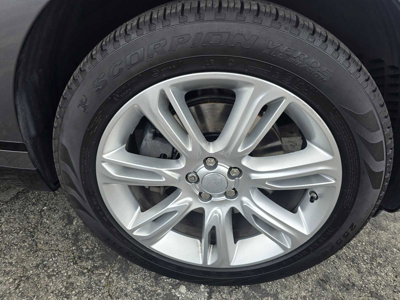 Used 2018 Land Rover Range Rover Velar R-Dynamic SE image 9