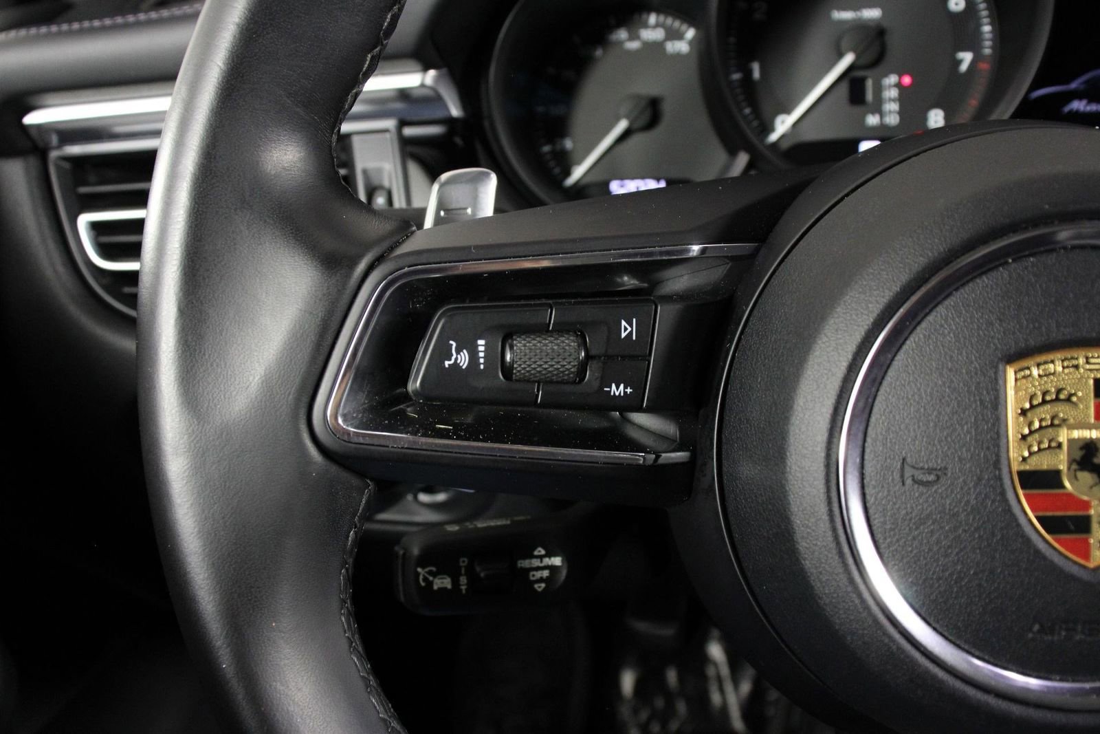 Certified 2023 Porsche Macan image 14