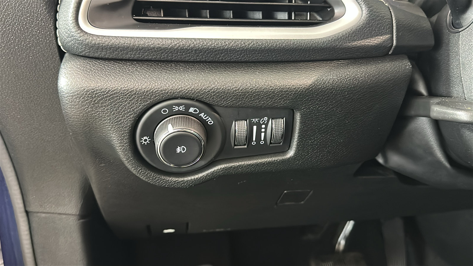 Used 2023 Chrysler Pacifica Touring-L w/ Uconnect Theater Family Group FWD image 23