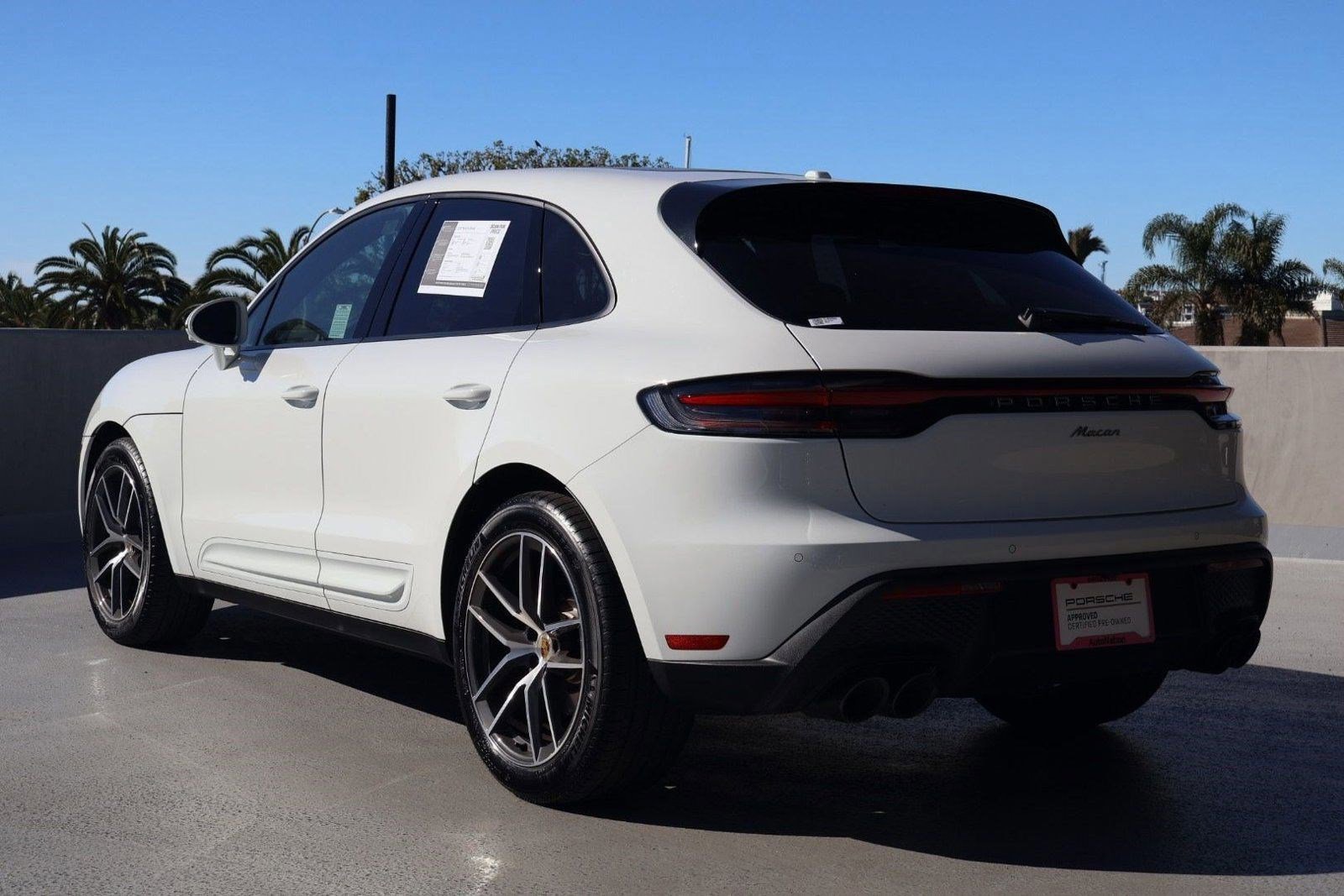 Certified 2025 Porsche Macan image 3