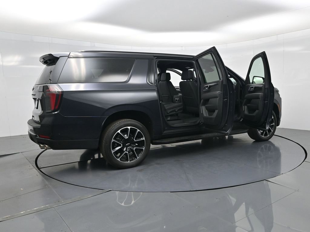 Used 2025 Chevrolet Suburban RST image 4
