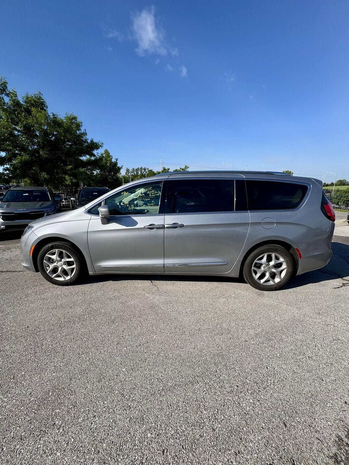 Used 2018 Chrysler Pacifica Touring-L Plus w/ Advanced Safetytec Group FWD image 2
