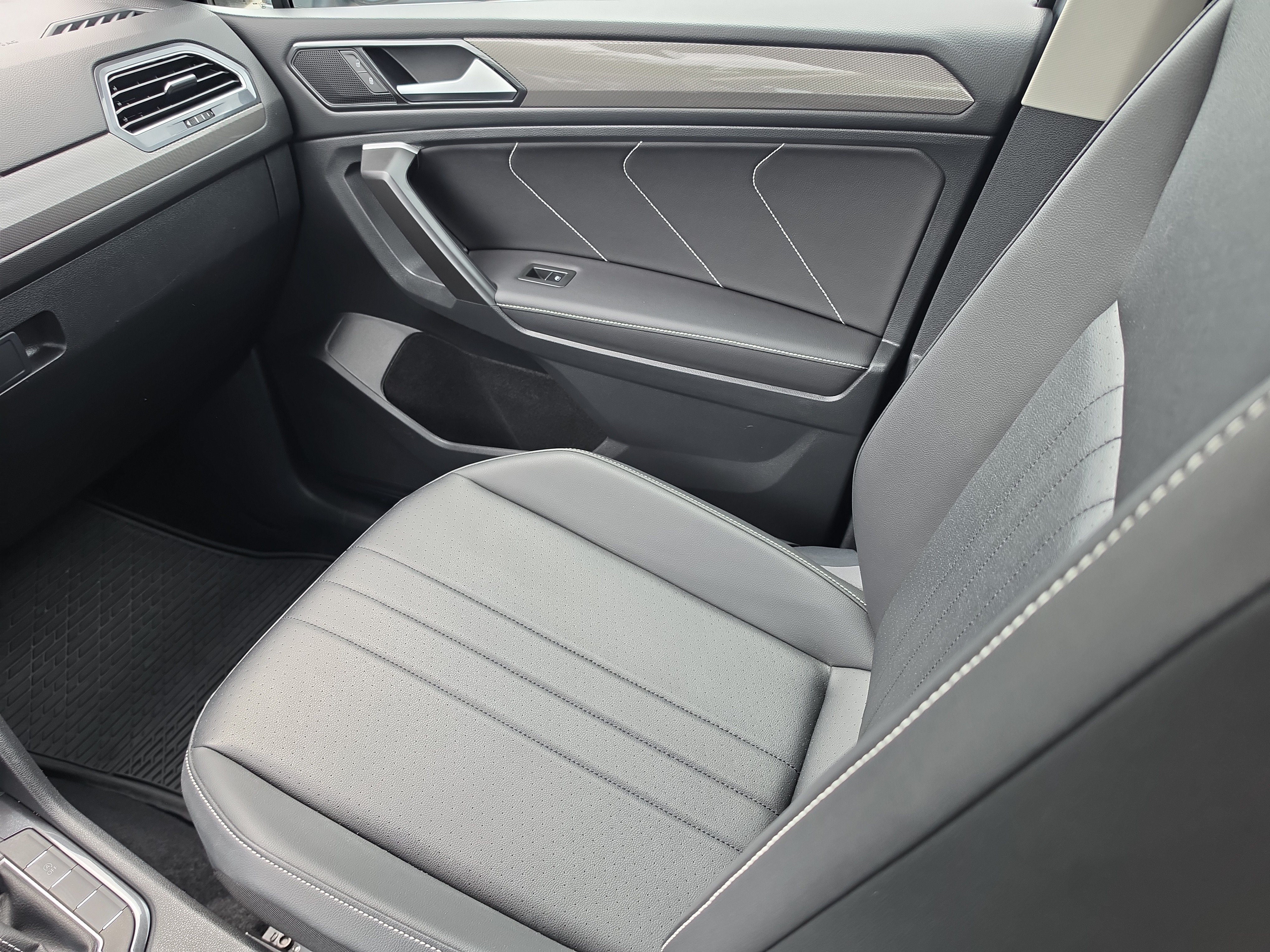 Used 2024 Volkswagen Tiguan SE FWD image 16