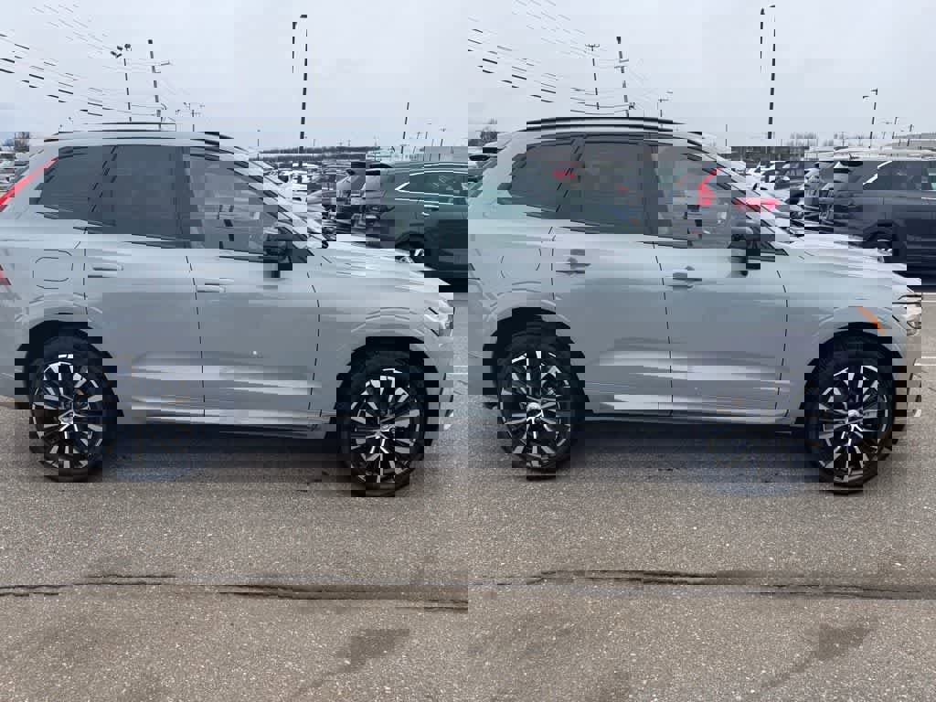 Used 2025 Volvo XC60 B5 Ultra image 5