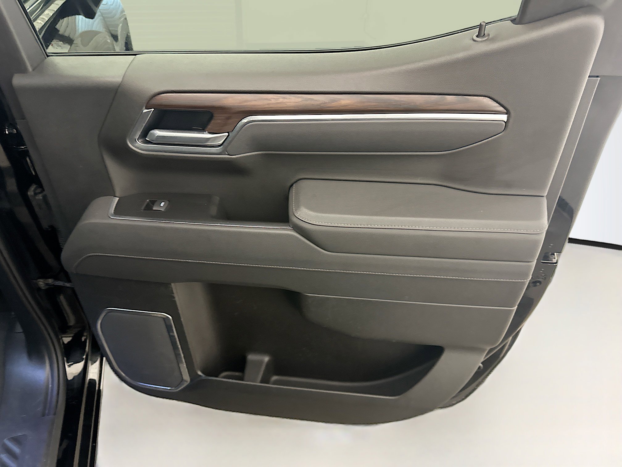 Used 2025 GMC Sierra 1500 SLT image 30