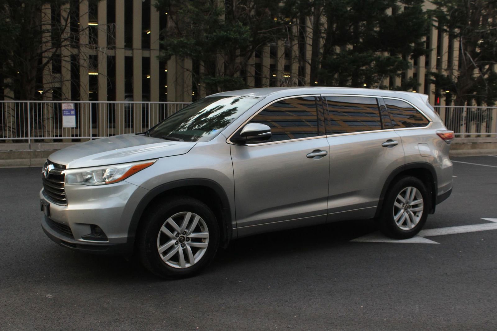 Used 2016 Toyota Highlander LE AWD/4WD image 12
