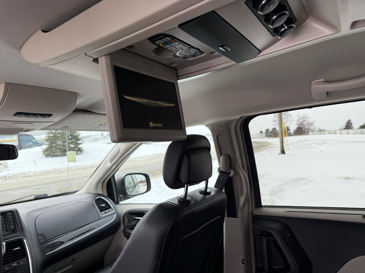 Used 2015 Chrysler Town & Country Touring w/ Driver Convenience Group image 22