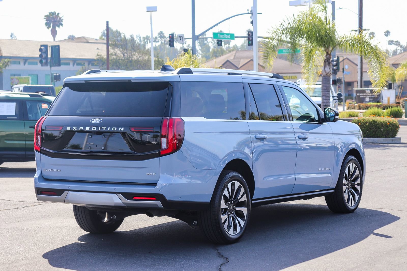 Certified 2025 Ford Expedition Max Platinum w/ Driver's Package AWD/4WD image 4