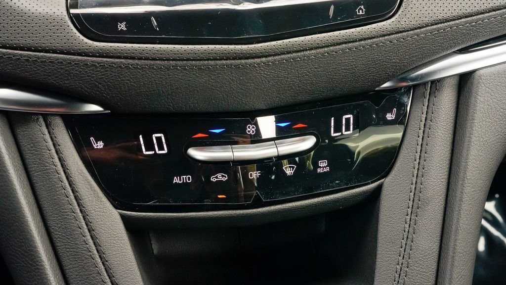 Certified 2025 Cadillac XT6 Luxury image 30