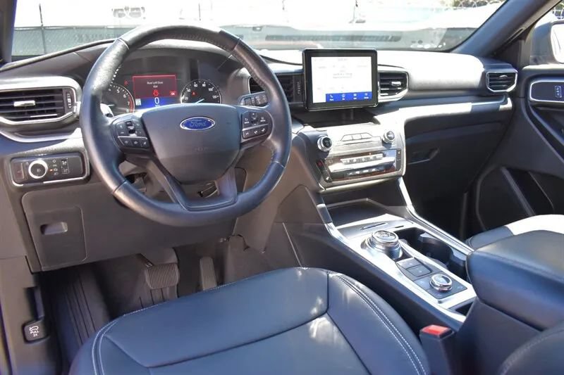 Used 2020 Ford Explorer XLT w/ Equipment Group 202A AWD/4WD image 3