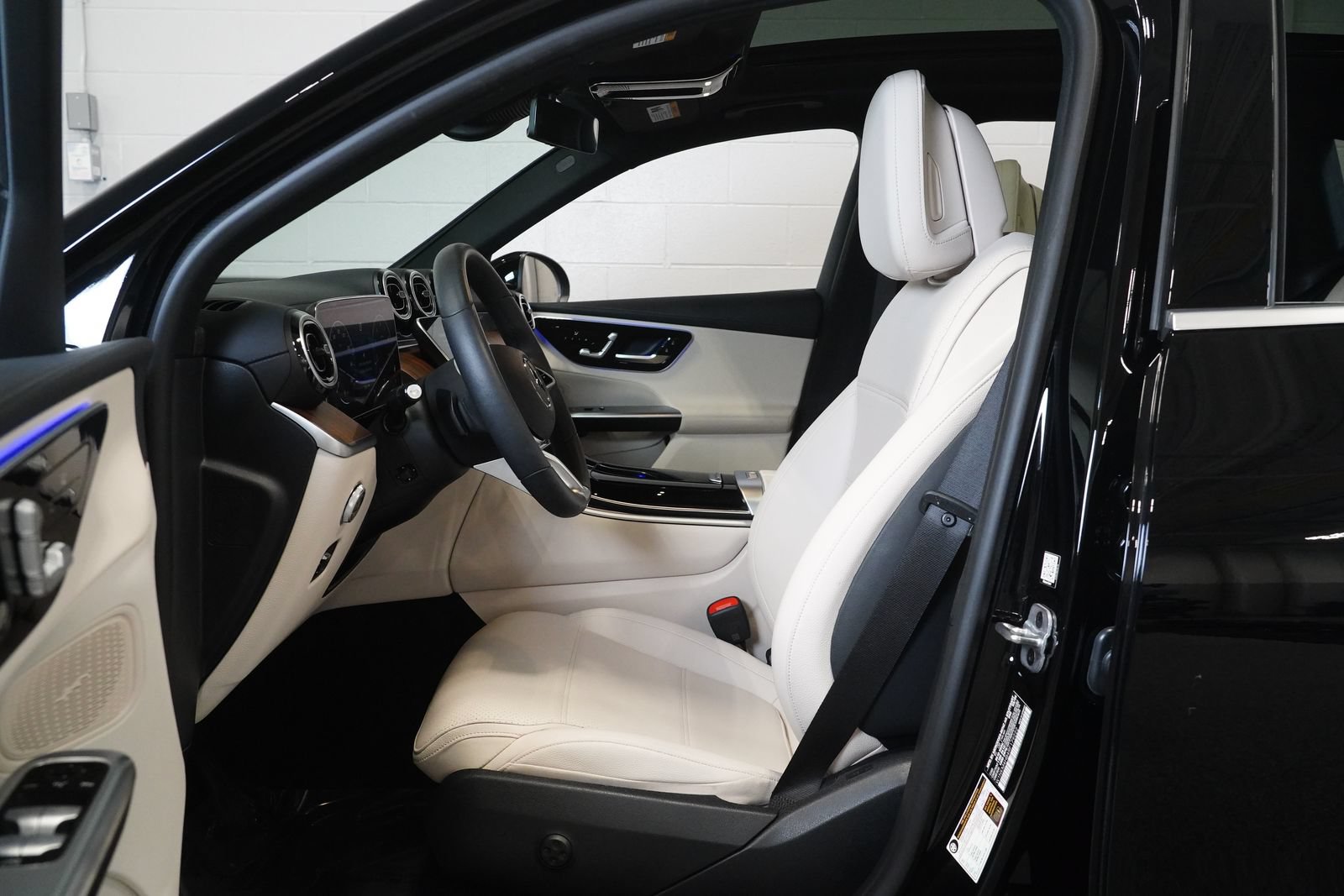 Used 2024 Mercedes-Benz GLC 300 4MATIC image 11