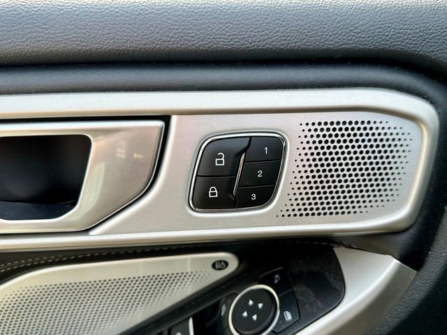 Used 2023 Ford Explorer Limited w/ Limited Technology Package image 12
