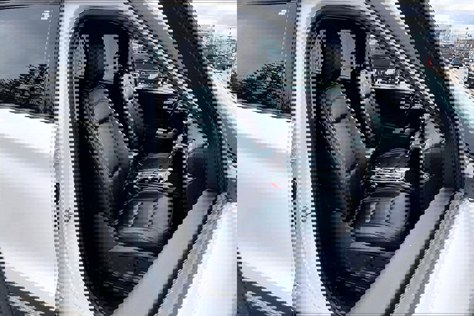 Used 2022 Ford Explorer XLT w/ Equipment Group 202A image 8