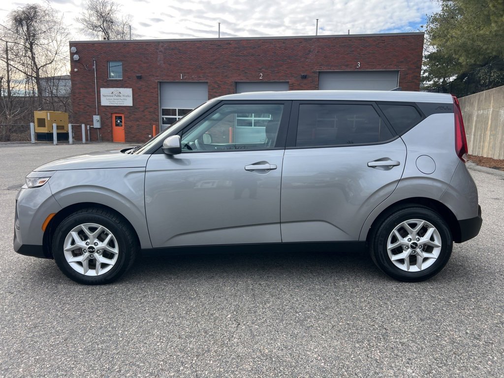 Certified 2022 Kia Soul LX w/ Technology Package image 2