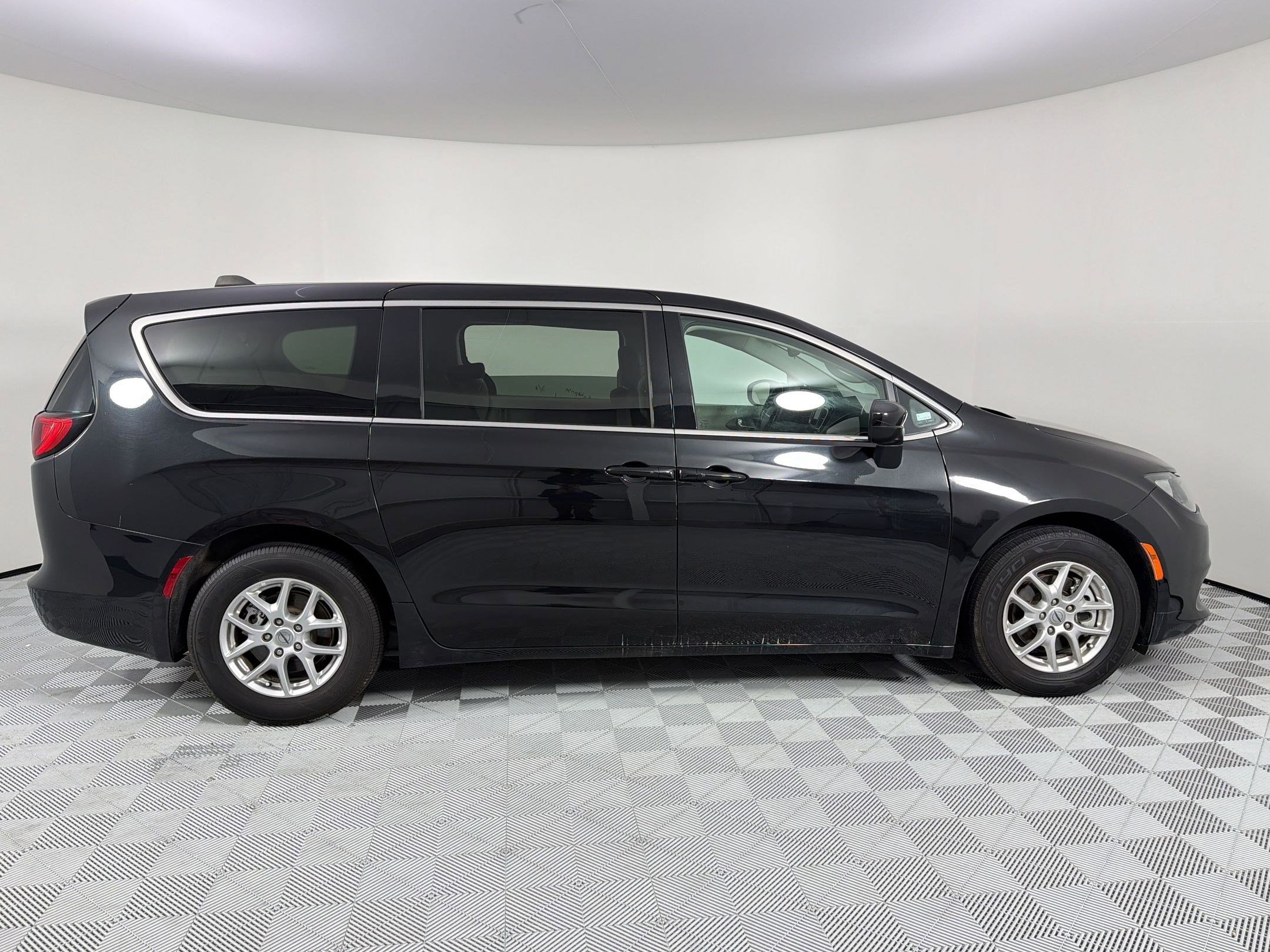 Used 2023 Chrysler Voyager LX image 8