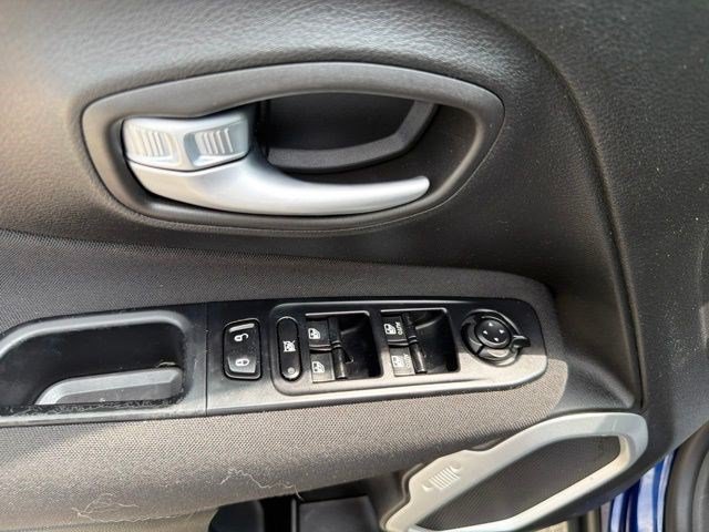 Used 2019 Jeep Renegade Latitude FWD image 12