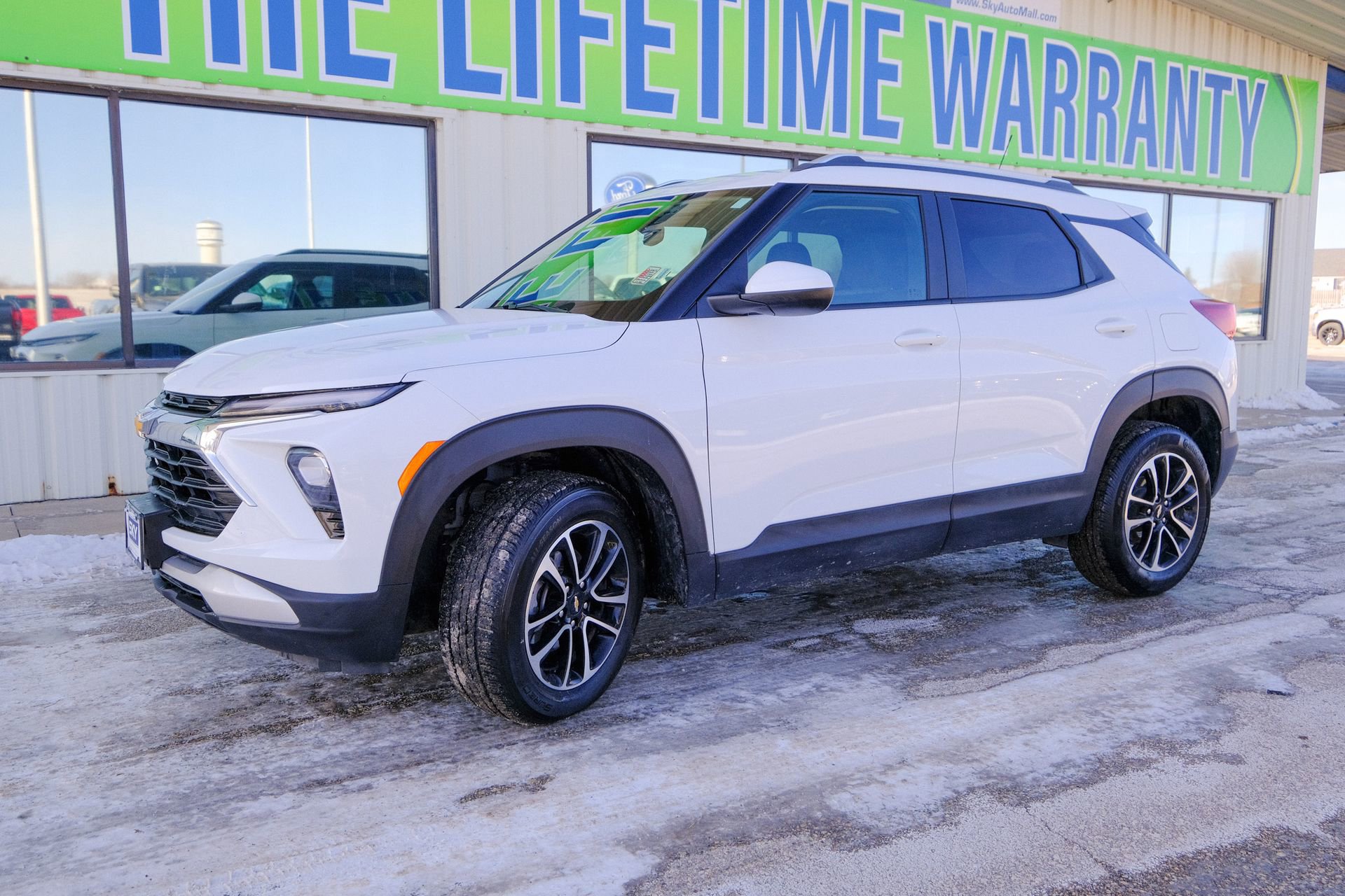 Used 2025 Chevrolet TrailBlazer LT image 2