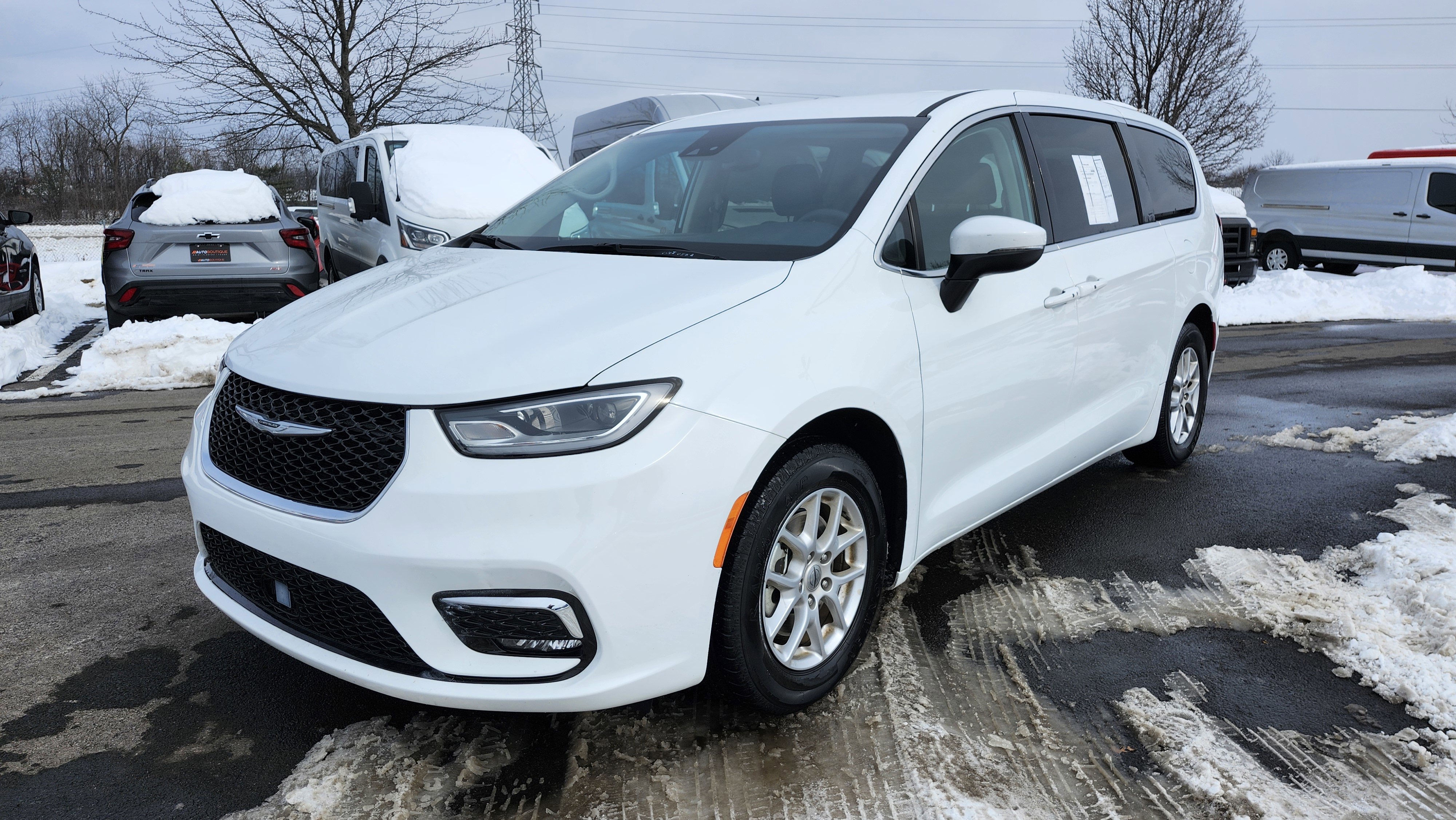 Used 2023 Chrysler Pacifica Touring-L image 11