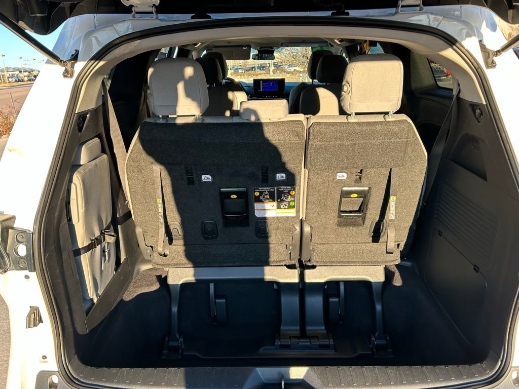 Used 2025 Toyota Sienna LE image 16