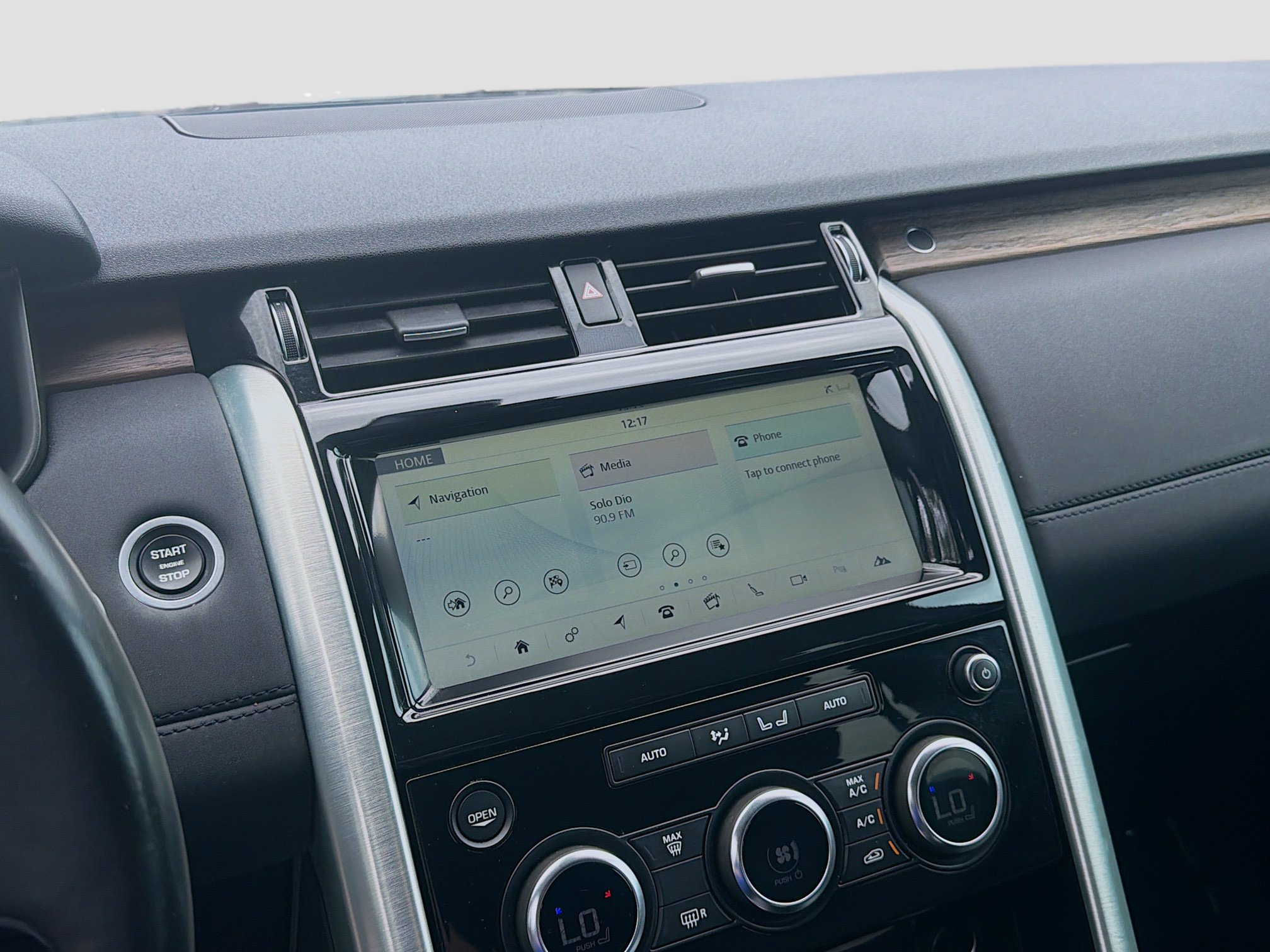 Used 2018 Land Rover Discovery HSE image 12