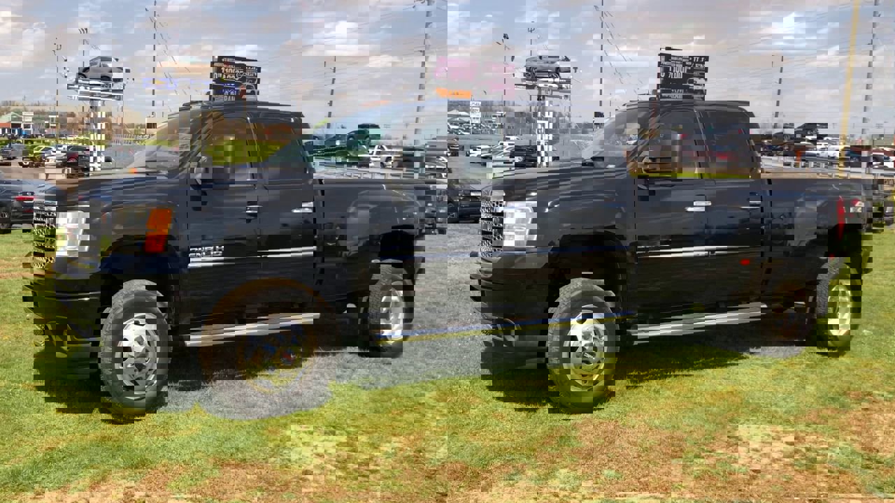 Used 2013 GMC Sierra 3500 Denali image 3