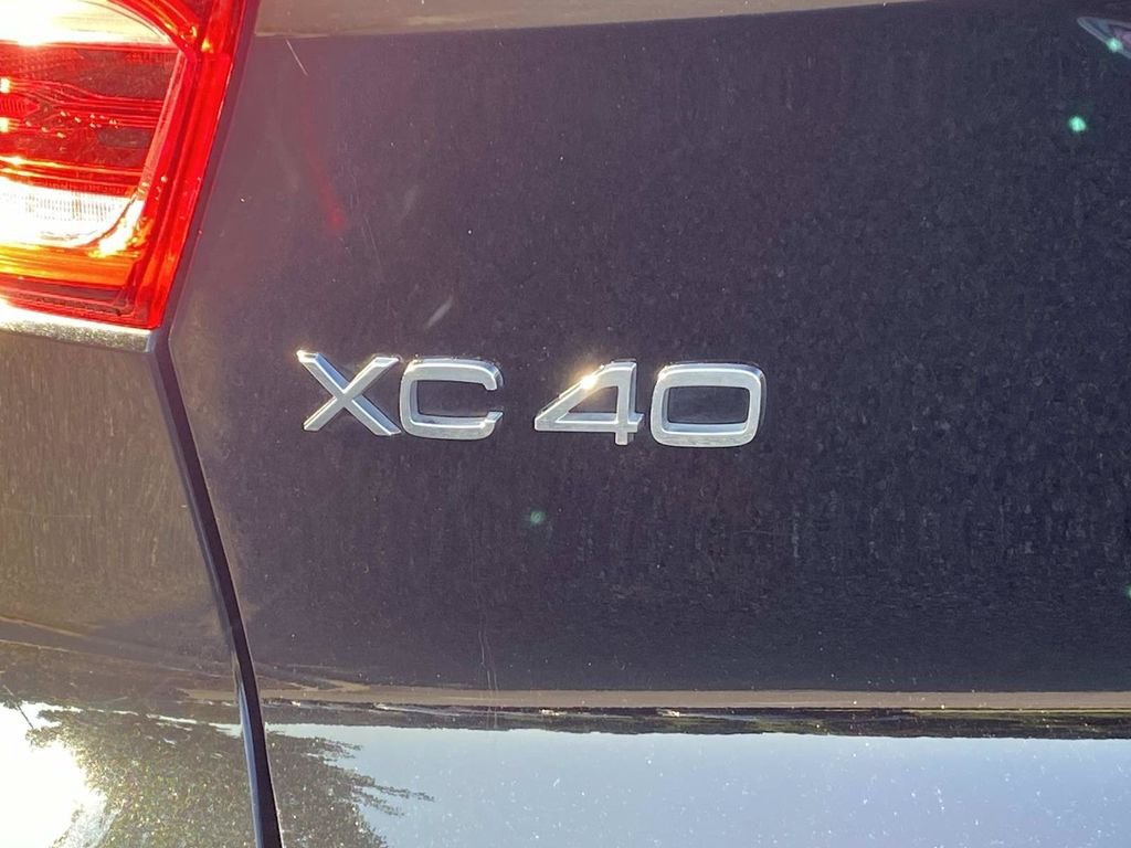 Used 2024 Volvo XC40 B5 Plus AWD/4WD image 5