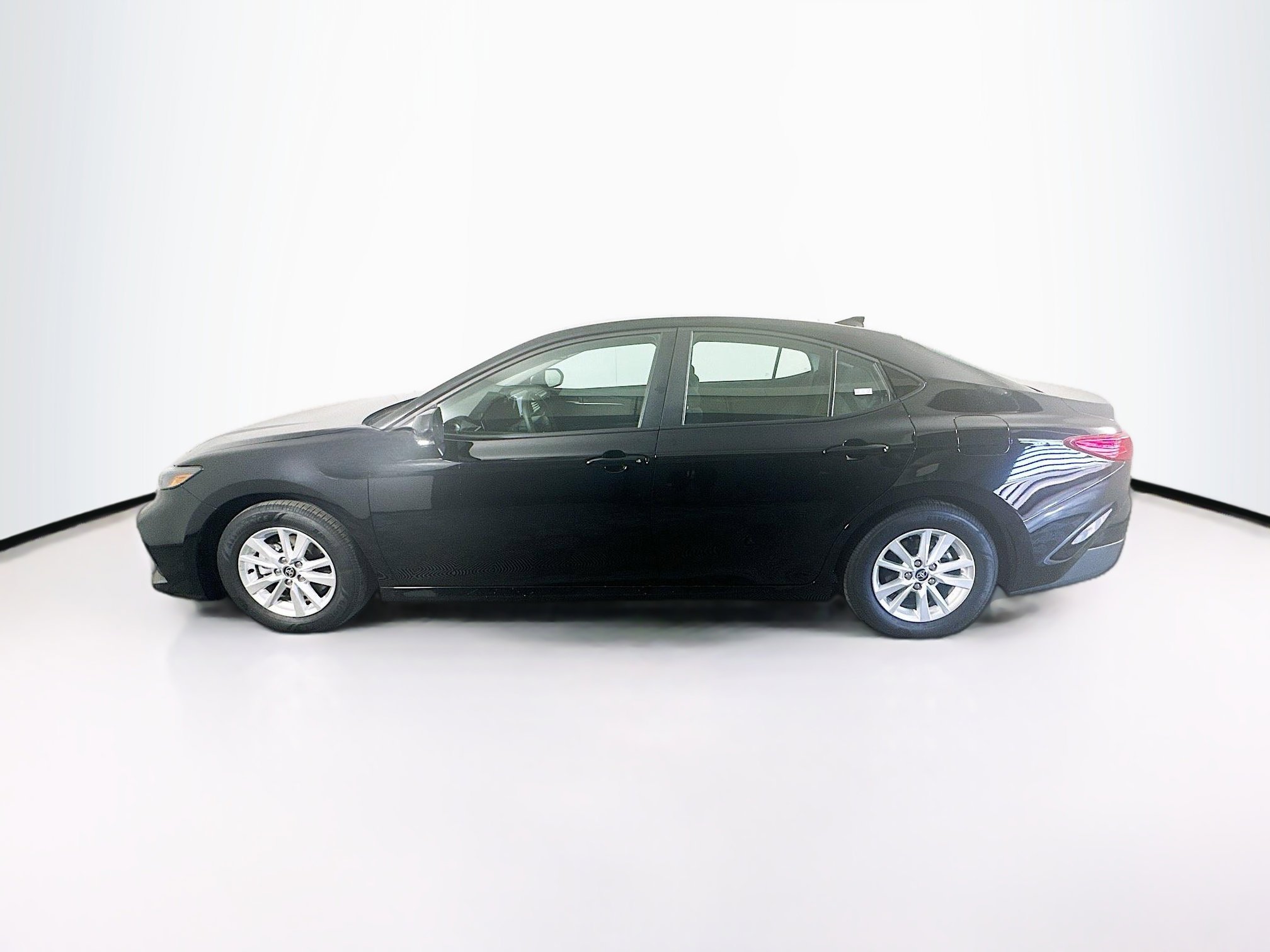 Used 2025 Toyota Camry LE image 4