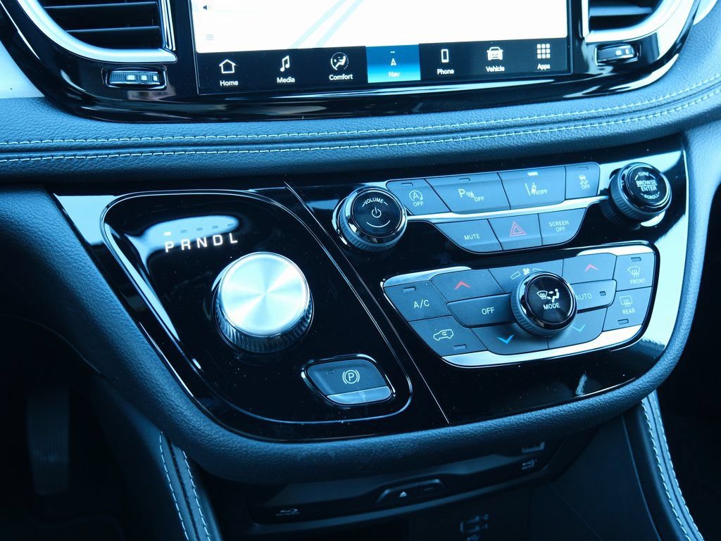 New 2026 Chrysler Pacifica Limited w/ Uconnect Theater Family Group FWD image 23