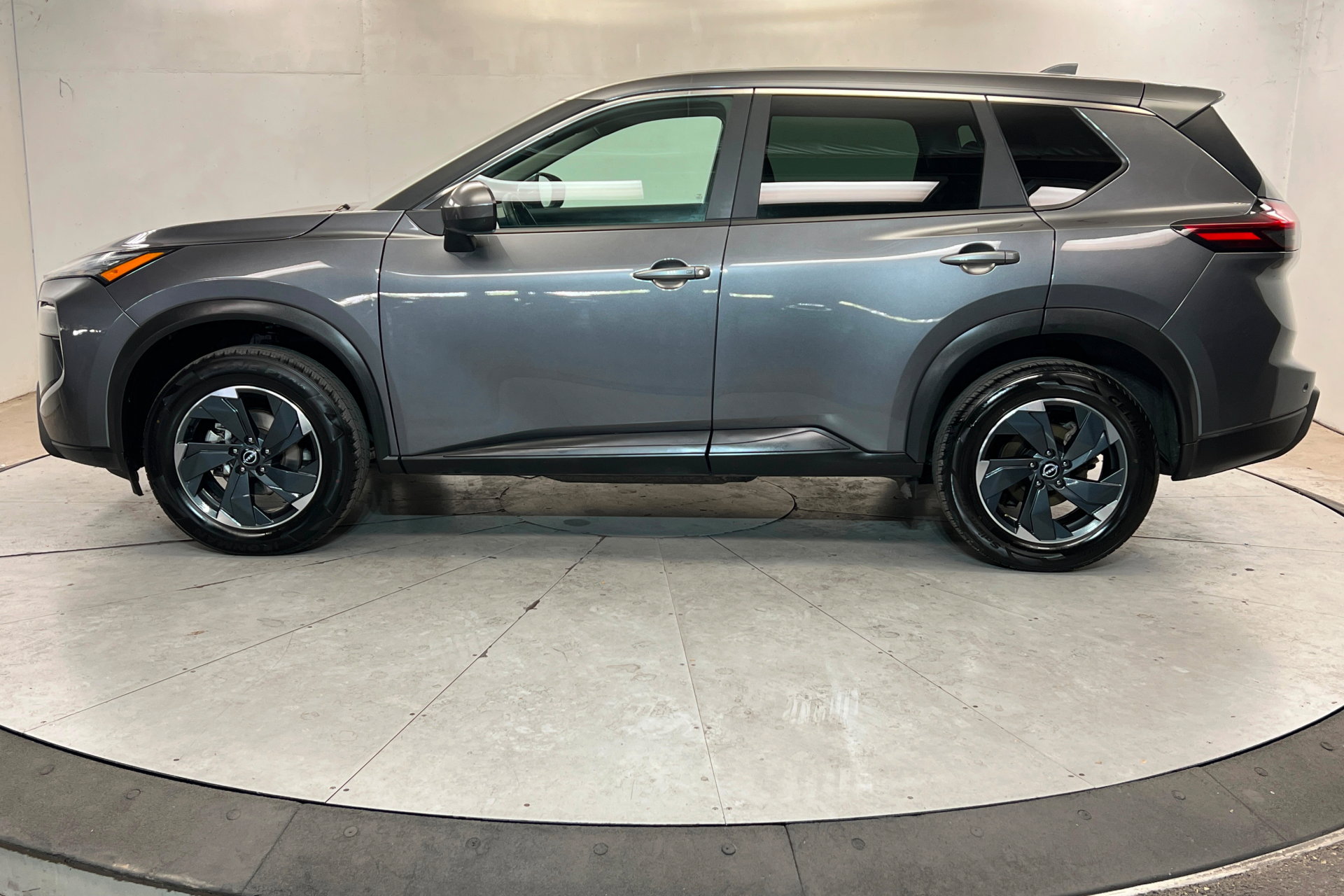 Used 2025 Nissan Rogue SV image 2