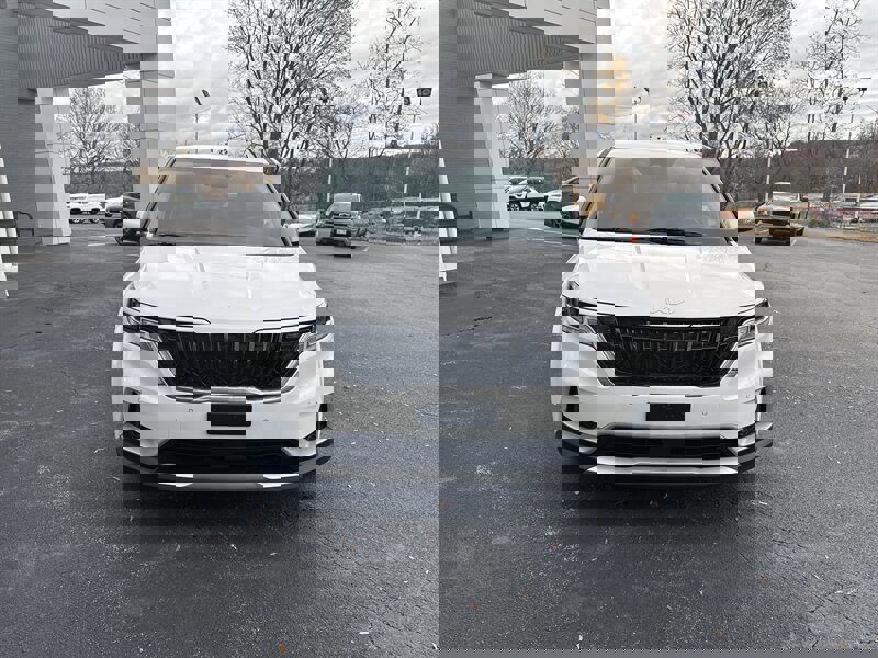 Used 2024 Kia Carnival EX image 2