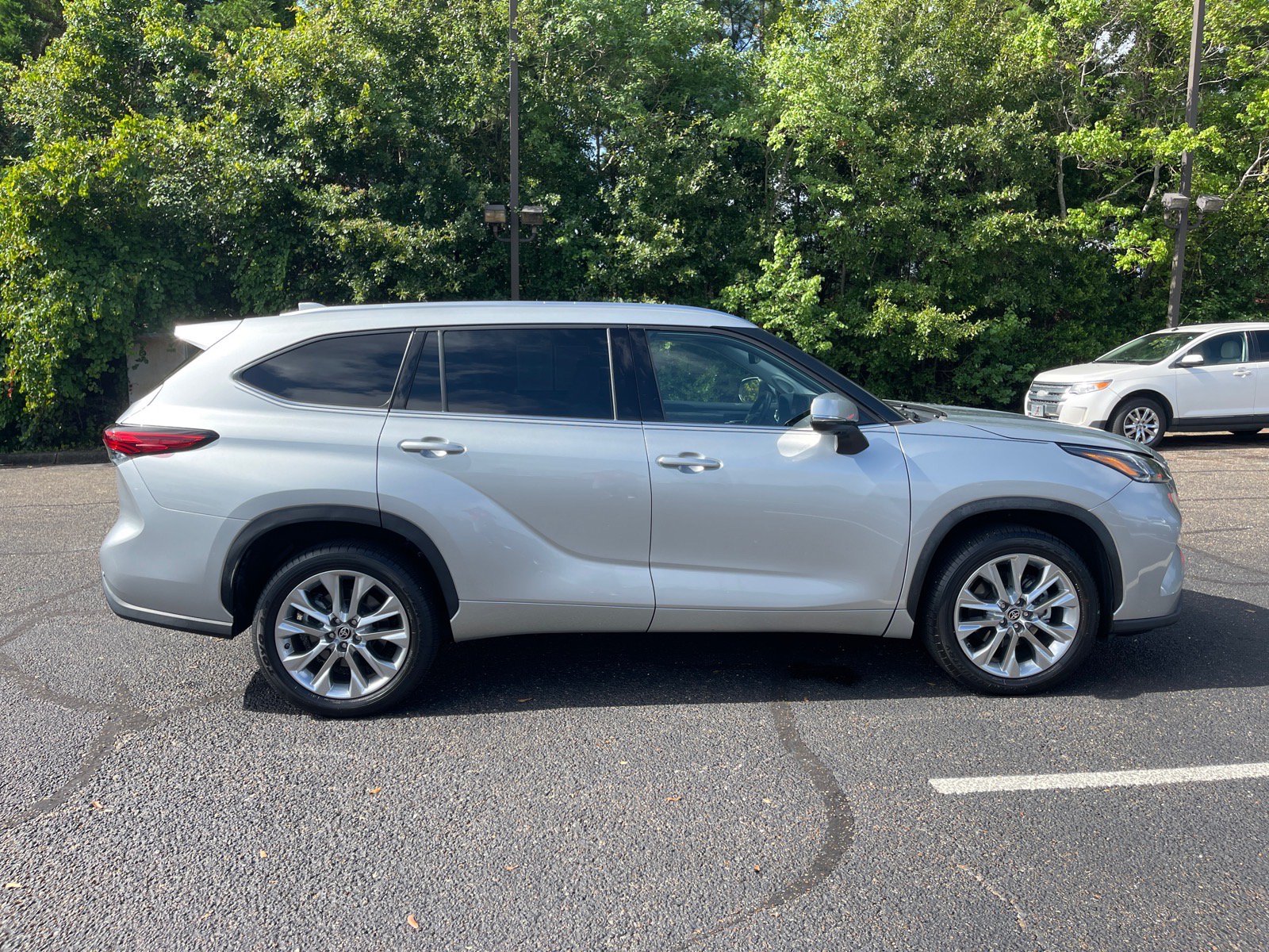 Used 2023 Toyota Highlander Limited FWD image 21