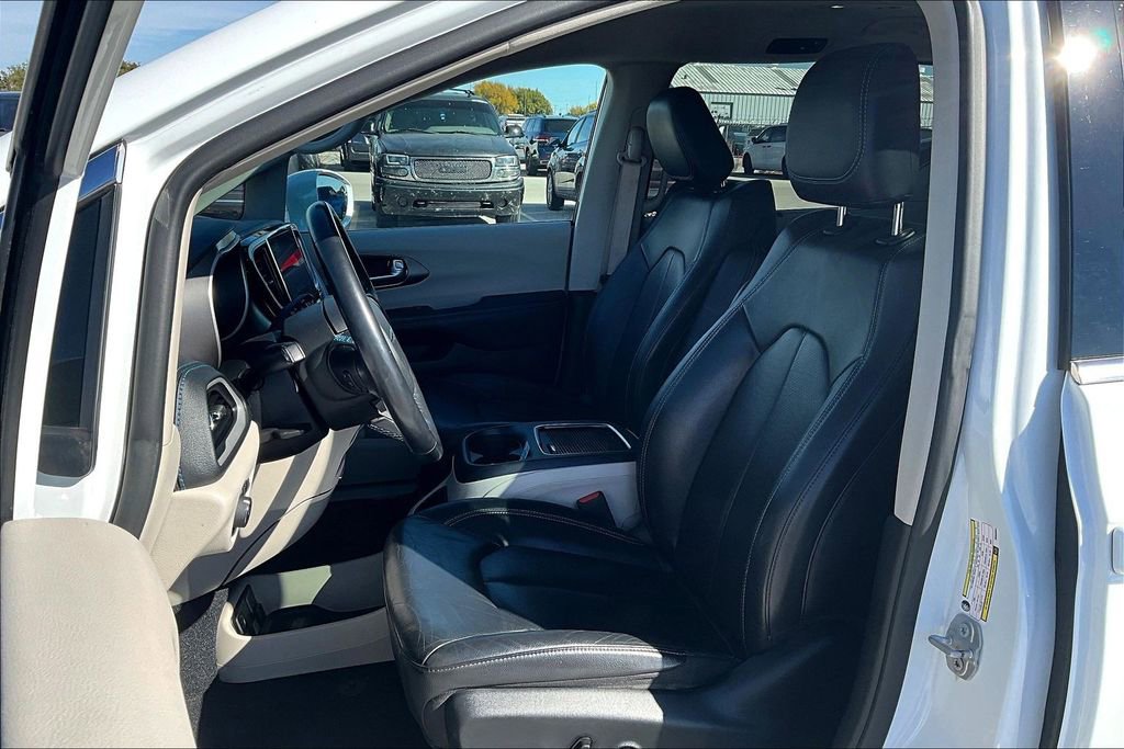 Used 2021 Chrysler Pacifica Touring-L image 35