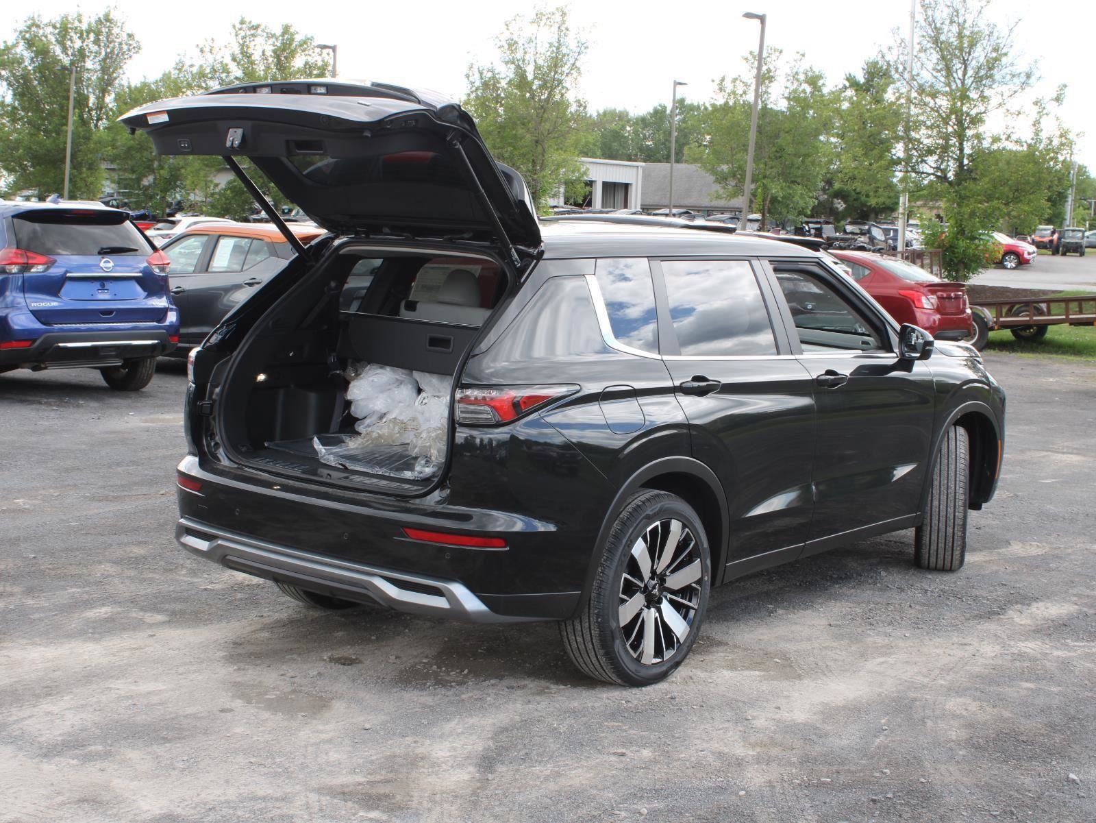 New 2025 Mitsubishi Outlander SE image 10