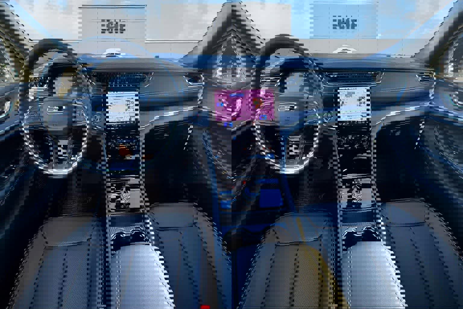 New 2025 Jeep Grand Cherokee Limited w/ Luxury Tech Group II image 10