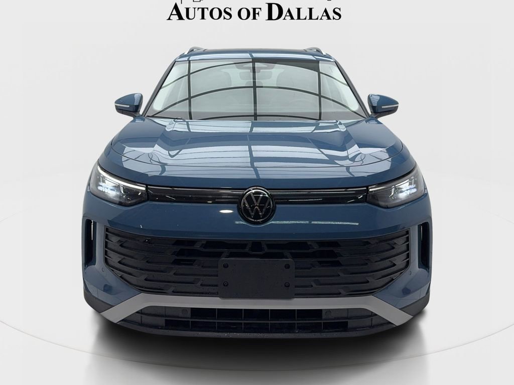Used 2025 Volkswagen Tiguan SE w/ Panoramic Sunroof Package FWD image 3