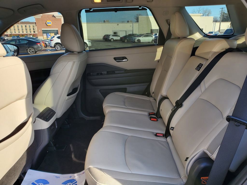 Used 2023 Nissan Pathfinder SL image 11