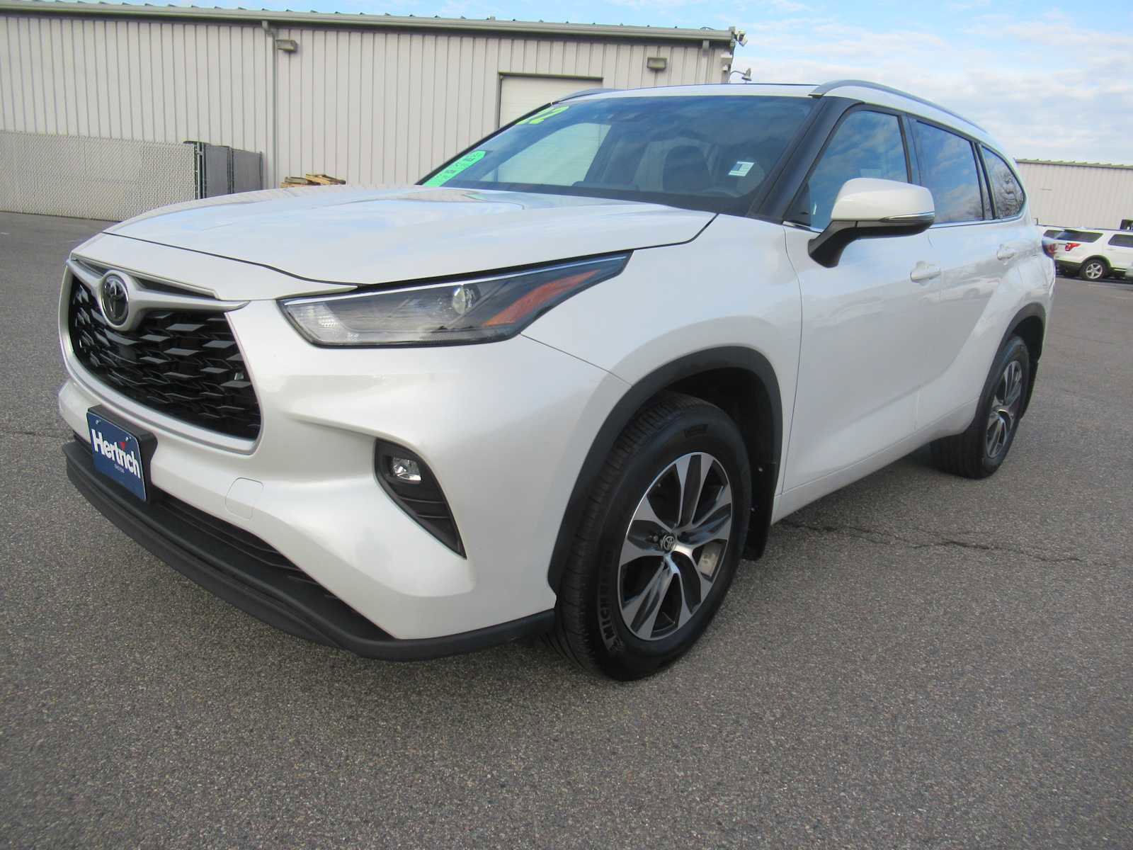 Used 2022 Toyota Highlander XLE image 1