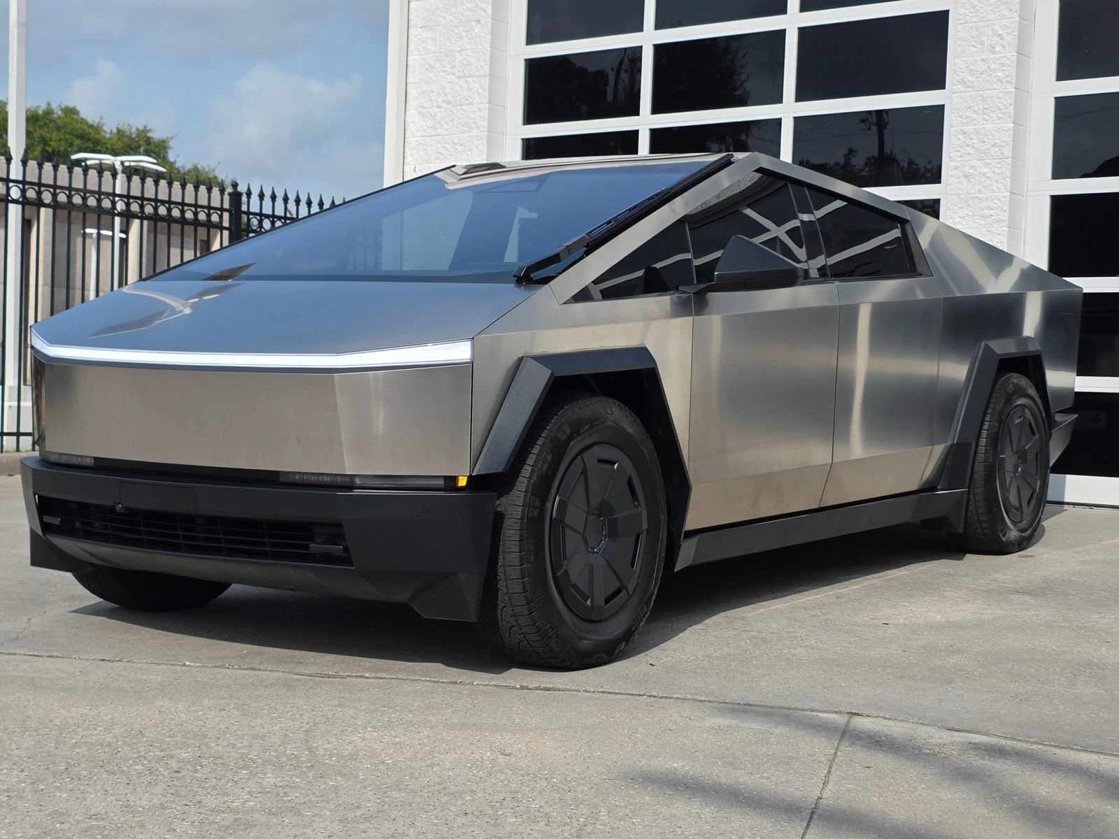 Used 2025 Tesla Cybertruck AWD Crew Cab image 8