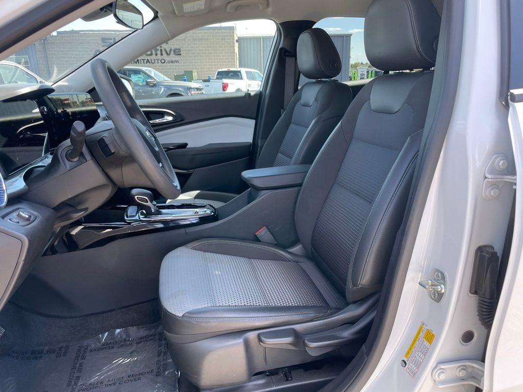 Used 2025 Chevrolet Trax LT FWD image 7
