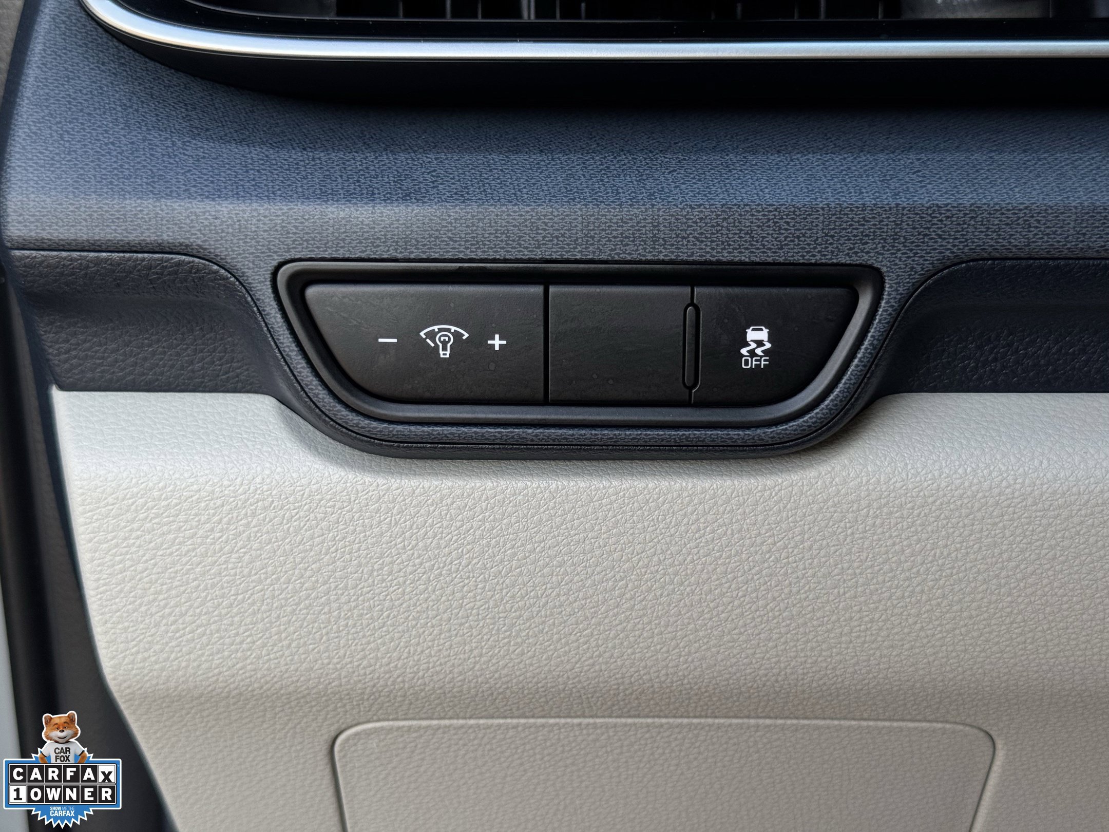 Used 2025 Kia Carnival EX FWD image 25