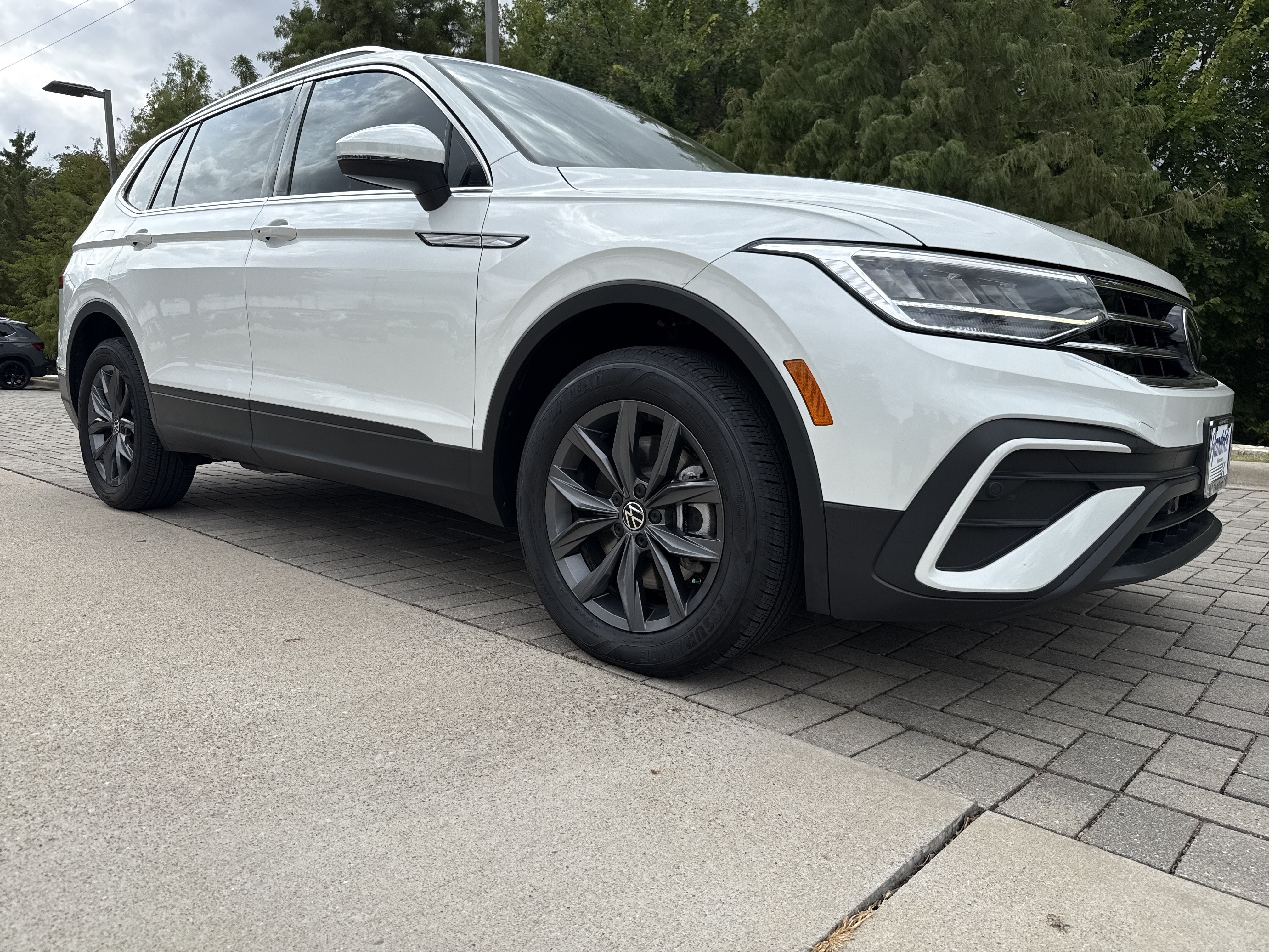 Certified 2023 Volkswagen Tiguan SE w/ Panoramic Sunroof Package FWD image 2