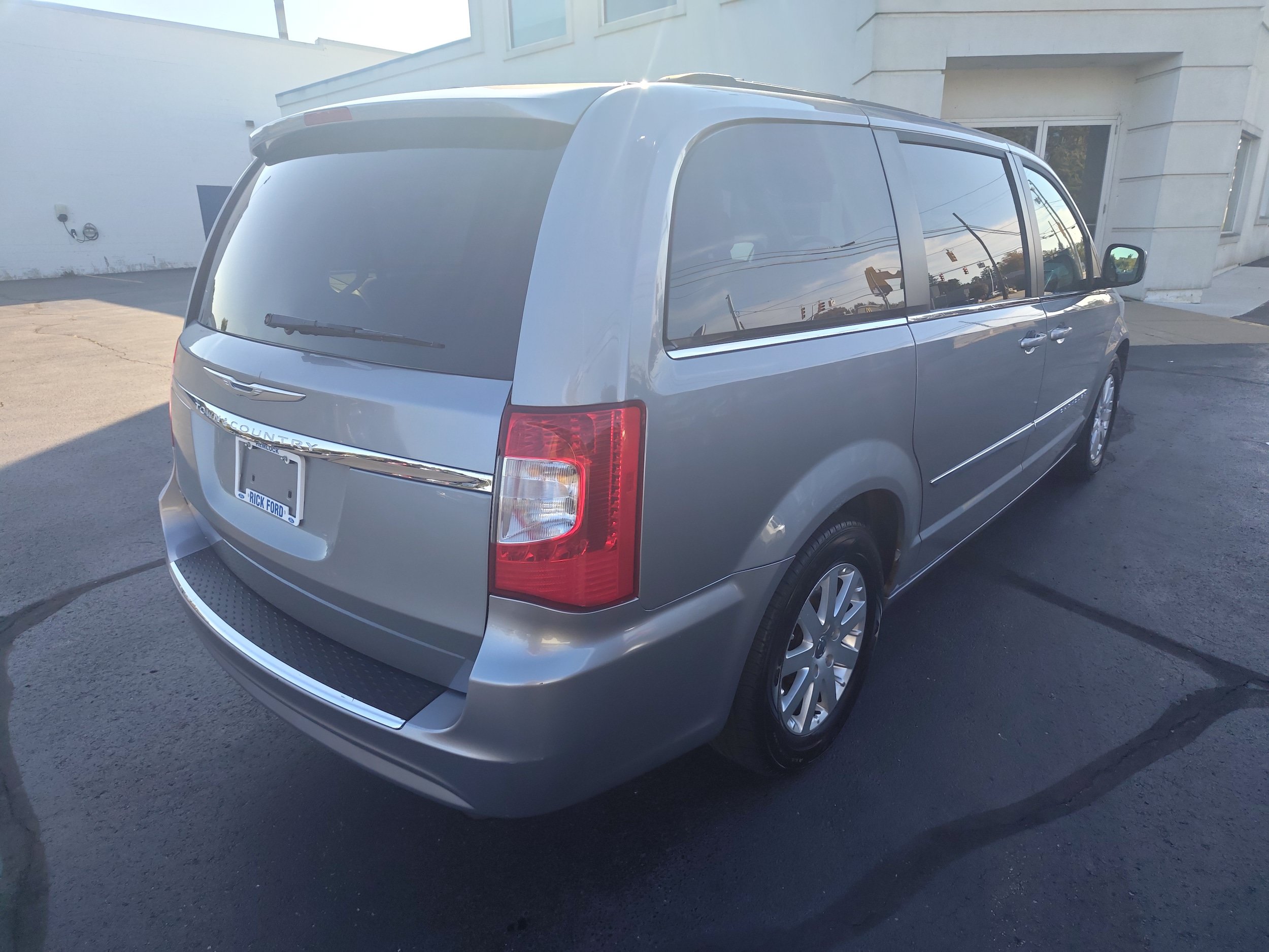 Used 2014 Chrysler Town & Country Touring FWD image 5