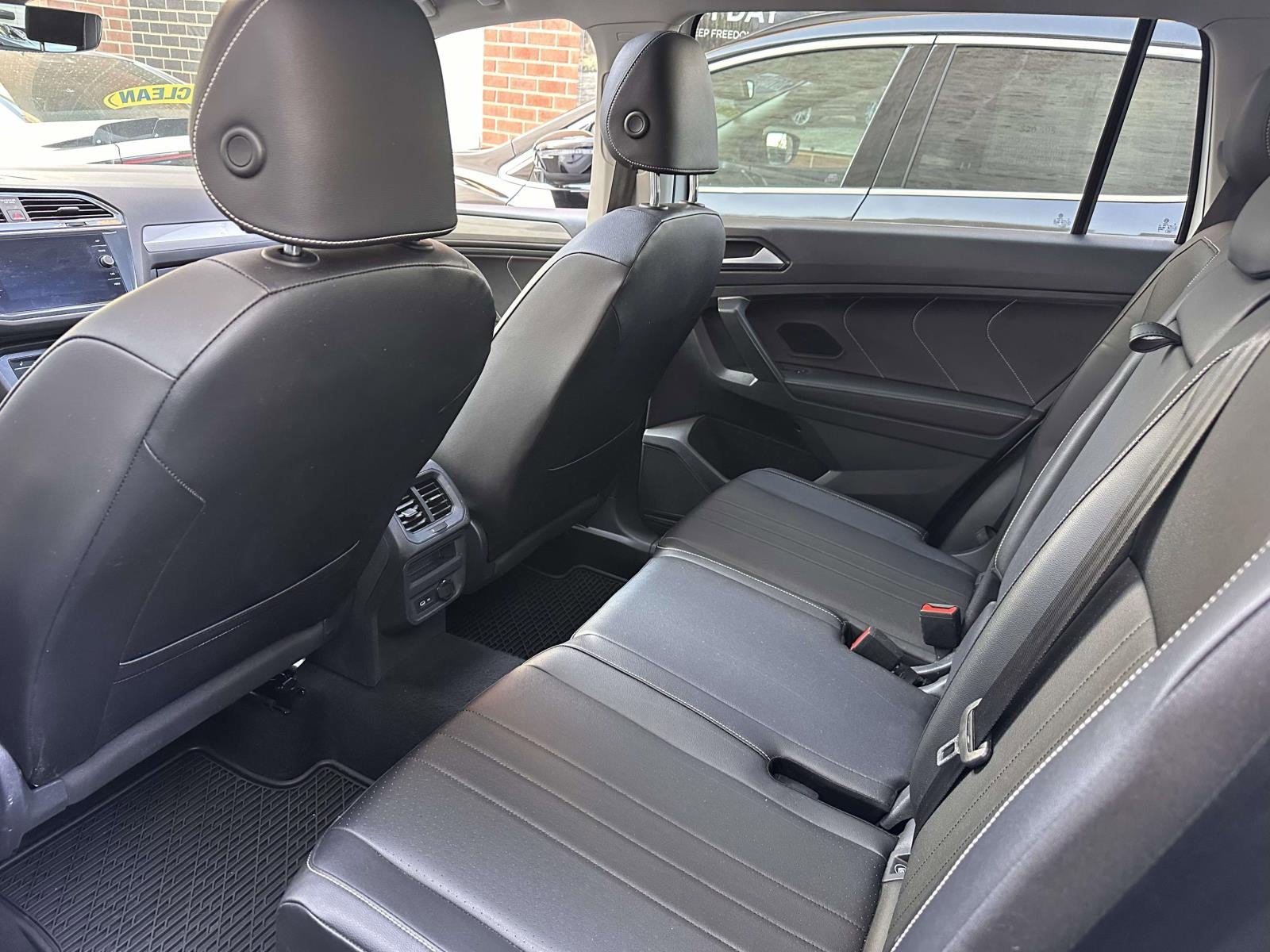 Used 2022 Volkswagen Tiguan SE w/ Panoramic Sunroof Package AWD/4WD image 16