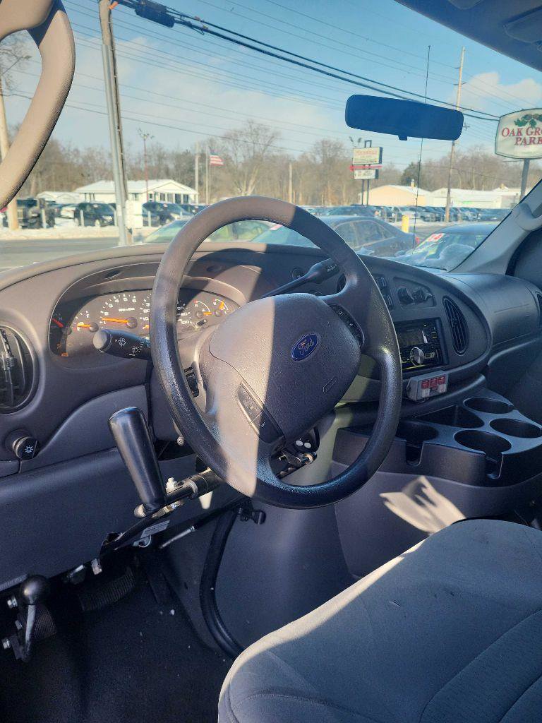 Used 2008 Ford E-150 and Econoline 150 Wagon image 3
