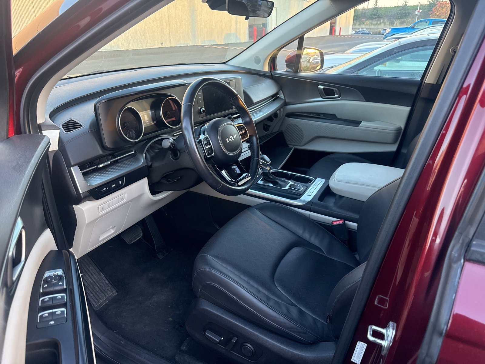 Used 2024 Kia Carnival LX image 4