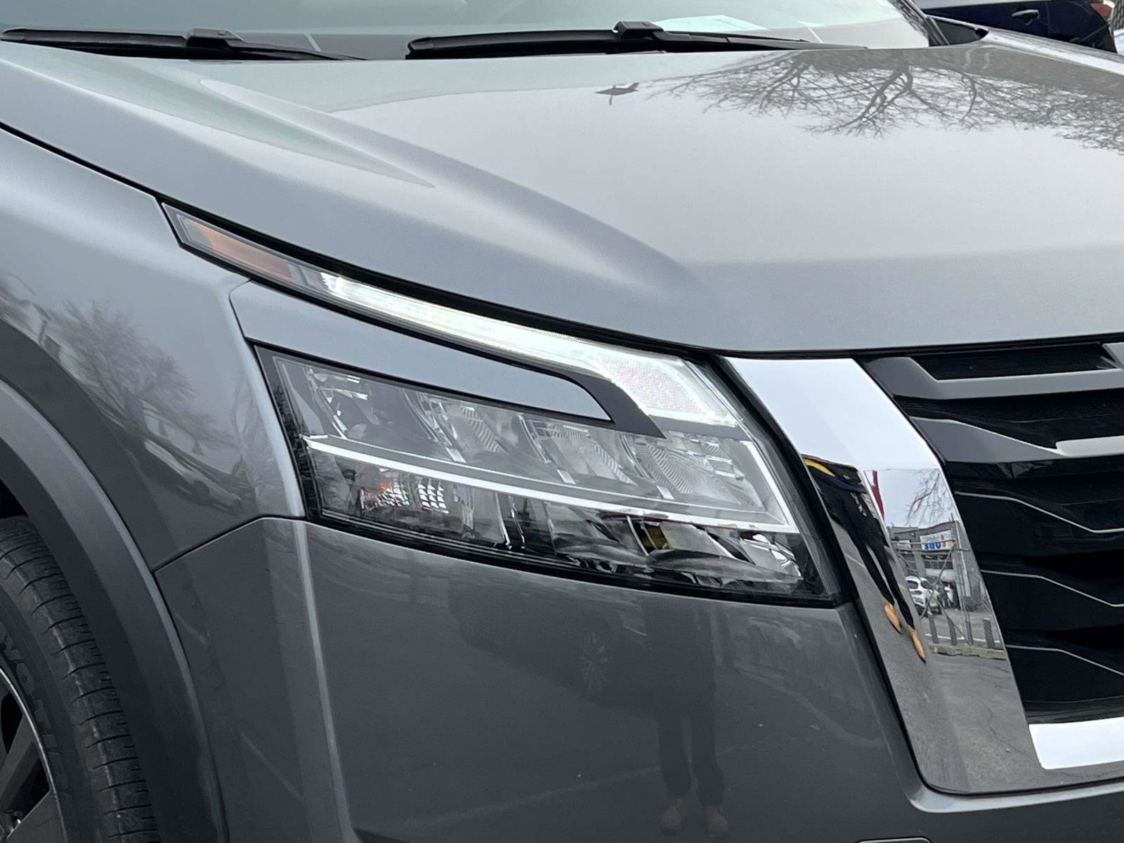 Used 2022 Nissan Pathfinder SV w/ SV Premium Package image 10